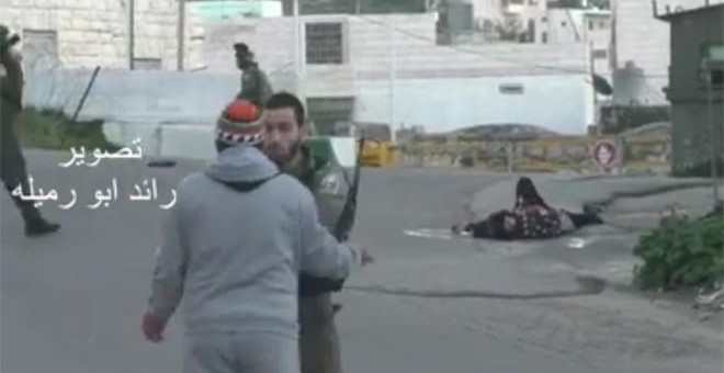 Un vídeo muestra cómo los soldados israelíes impiden la atención médica a una palestina a la que han tiroteado