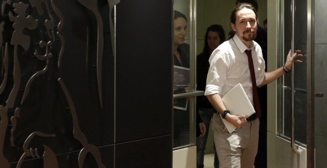 El secretario general de Podemos, Pablo Iglesias, antes de presentar en el Congreso su oferta de programa de gobierno de coalición con el PSOE. EFE/Javier Lizón