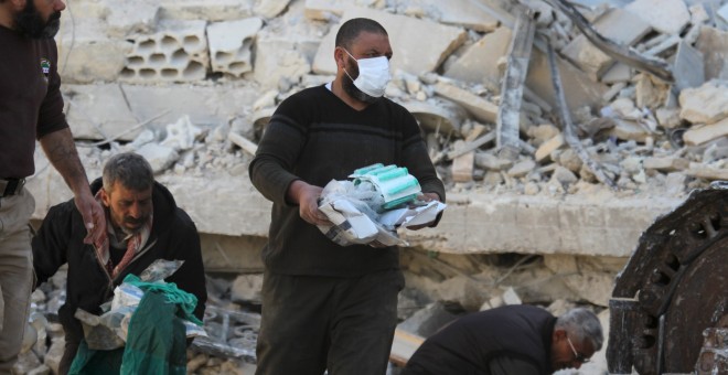 Voluntarios recoge restos de material médico del hospital bombardeado en la provincia siria de Idleb.- REUTERS/Ammar Abdullah