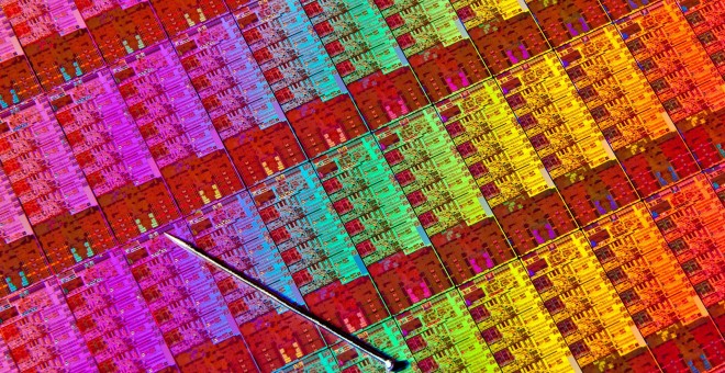 Miles de millones de transistores hacinados en un chip, cuyo tamaño se compara con el de un alfiler.