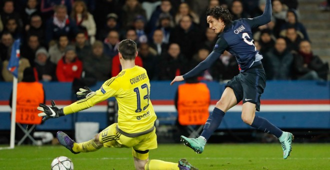 Cavani marca el gol del triunfo del PSG por debajo de la piernas de Courtois. /REUTERS