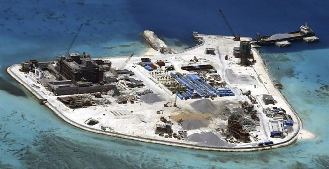 Fotografía de una de las islas del archipiélago paracelso en el arrecife de Mabini donde China construía unas instalaciones el 18 de febrero de 2015. - EFE