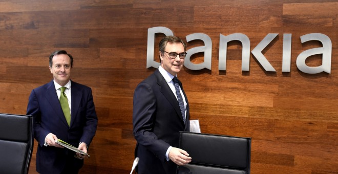 El consejero delegado de Bankia, José Sevilla, y el director general adjunto de Banca de Particulares de Bankia, Fernando Sobrini, a su llegada a la rueda de prensa en la que han desvelado la propuesta de la entidad para que los pequeños inversores que ac