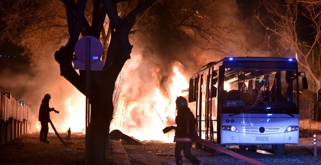 Los bomberos intentan apagar las llamas tras la explosión en Ankara, Turquía, 17 de febrero 2016. REUTERS/Ihlas News Agency
