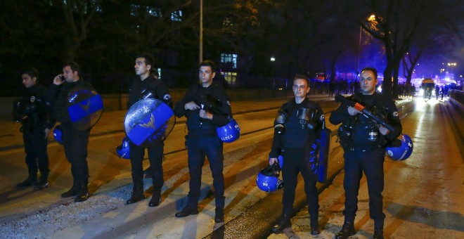 La policía despeja la zona de la explosión, en Ankara, Turquía. 17 de febrero 2016./REUTERS