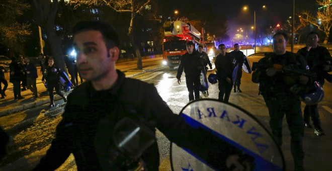 Los servicios de emergencia llegan a la zona de la explosión en Ankara, Turquía./REUTERS/Umit Bektas