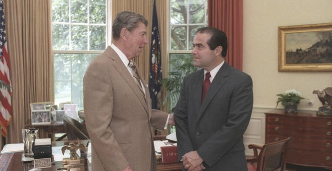 Antonin Scalia junto a Ronald Reagan  en una fotografía de julio de 1986. - REUTERS
