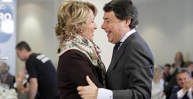 Ignacio González, expresidente de la Comunidad de Madrid, junto a su antecesora en el cargo, Esperanza Aguirre. - EUROPA PRESS