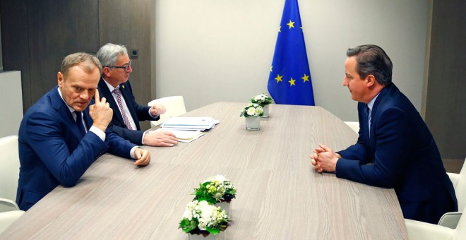 El presidente del Consejo Europeo, Donald Tusk, el presidente de la Comisión Europea, Jean-Claude Juncker, y el primer ministro británico, David Cameron, celebran una reunión en la madrugada de hoy. EFE