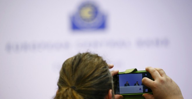 Una periodista toma una foto con su móvil durante la rueda de prensa del presidente del BCE, Mario Draghi, en Fráncftor, tras la reunión mensual del consejo de gobierno de la entidad monetaria de la Eurozona. REUTERS/Kai Pfaffenbach