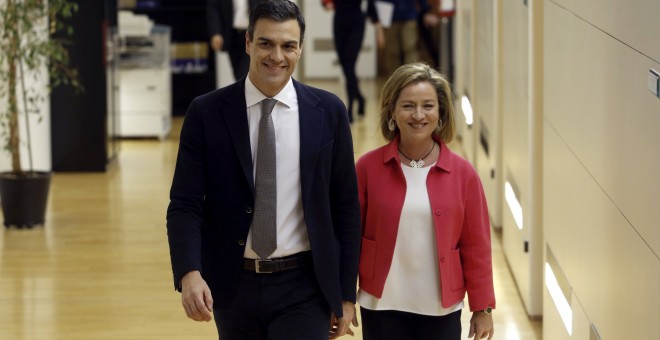 La diputada de CC Ana Oramas con el candidato del PSOE a la investidura, Pedro Sánchez, en su renión a comienzos de mes. EFE