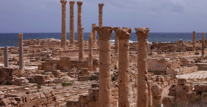 Ruinas romanas en la ciudad libia de Sabratha, junto a la costa mediterránea. REUTERS/Ismail Zitouny
