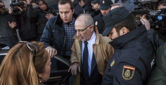 El expresidente de Bankia Rodrigo Rato, entra en un coche tras su salida hoy de los juzgados de la madrileña Plaza de Castilla, a donde ha acudido para declarar ante el juez de Madrid Antonio Serrano-Arnal en una pieza bajo secreto de sumario que investig