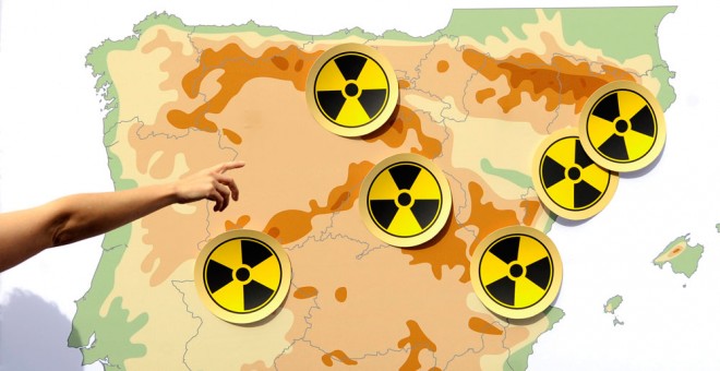 Un activista señala un mapa con los emplazamientos nucleares en España en una protesta ecologista. AFP