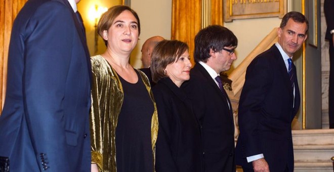 El rey Felipe VI, junto al presidente de la Generalitat, Carles Puigdemont (2d), la presidenta del Parlament, Carme Forcadell (c), y la alcaldesa de Barcelona, Ada Colau (2i), en el Gran Teatro del Liceo de Barcelona, donde se celebra la cena de bienvenid