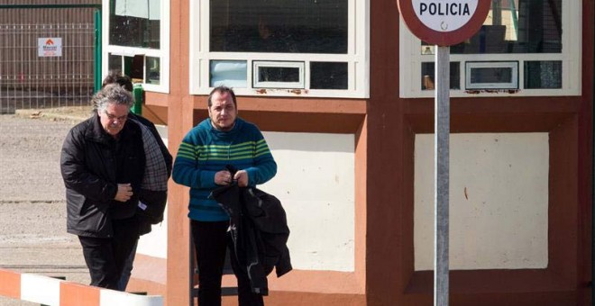 El portavoz de ERC en el Congreso, Joan Tardá (i), y el exdiputado de la CUP en el Parlament, David Fernández (d), tras visitar hoy al dirigente de la izquierda abertzale Arnaldo Otegi. / ABEL ALONSO (EFE)