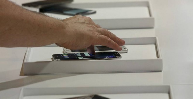 Una persona prueba el nuevo Samsung S7 en Barcelona.