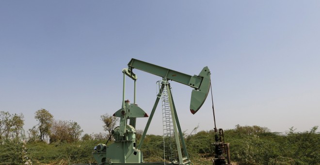 Un yacimiento de petróleo en las afueras de la ciudad de Ahmedabad, en la  India. REUTERS / Dave Amit
