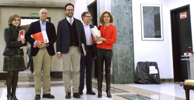 El equipo negociador del PSOE, sin Serrano, esta tarde, en el Congreso.