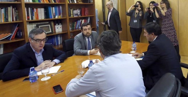 El portavoz parlamentario del PP, Rafael Hernando (2d, de espaldas), junto al diputado José María Bermúdez de Castro (d), y el portavoz de Ciudadanos, Juan Carlos Girauta (i), con el secretario general del grupo, Manuel Gutiérrez (2i), durante la reunión.