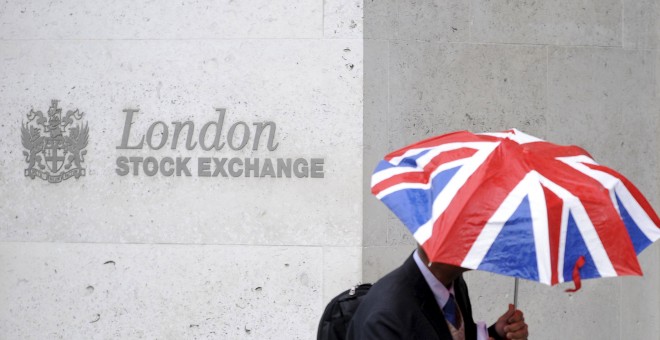 un transeúnte pasa por delante de la entrada de la Bolsa de Londres (London Stock Exchange) en la City. REUTERS/Toby Melville