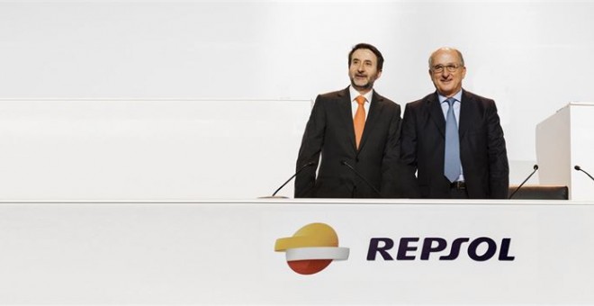 El consejero delegado de Repsol, Josu Jon Imaz (i), y el presidente de la petrolera, Antonio Brufau (d), en la junta de accionistas de la compañía. E.P.