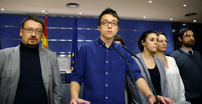 El portavoz de Podemos, Íñigo Errejón (c), junto a Irene Montero (3d), Carolina Bescansa (2d); afael Mayoral (d) y el portavoz de En Comú Podem en el Congreso, Xavier Domènech (i), entre otros, durante la rueda de prensa ofrecida esta tarde en el Congreso