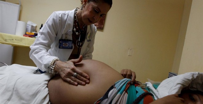 Una doctora atiende a una mujer embarazada en Brasil./ REUTERS
