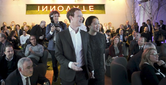 El fundador y presidente ejecutivo de Facebook, Mark Zuckerberg, con su esposa Priscilla Chan, a su llegada a un acto organizado por la editora Axel Springer en Berlín. REUTERS/Kay Nietfeld