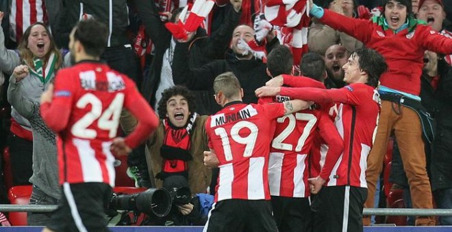 Los jugadores del Athletic celebran su gol al Olympique de Marsella. EFE/LUIS TEJIDO