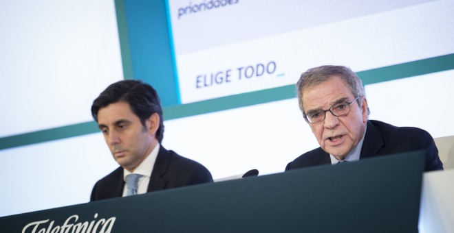 El presidente de Telefónica, César Alierta (d), junto al consejero delegado, José María Álvarez-Pallete (i), durante la presentación de los resultados obtenidos en 2015 por la compañía. EFE/Luca Piergiovanni