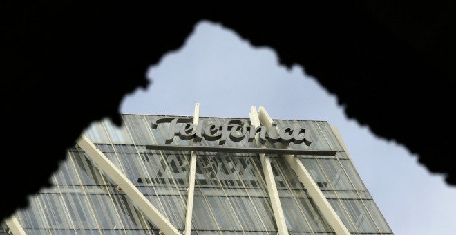 El logo de Telefónica en lo alto del edificio de su sede en Barcelona. REUTERS/Albert Gea