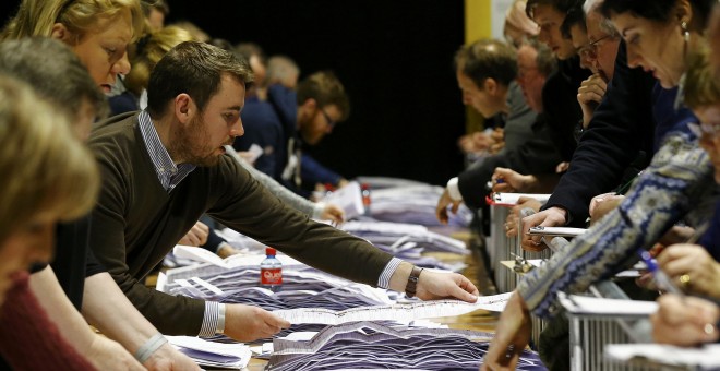 Funcionarios electorales comienzan el recuento en  de las papeletas de las elecciones generales en Irlanda. REUTERS/Darren Staples