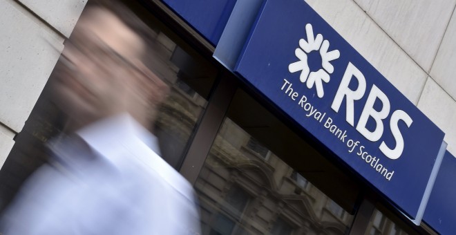 Un hombre pasa junto a una sucursal del banco RBS en Londres. REUTERS