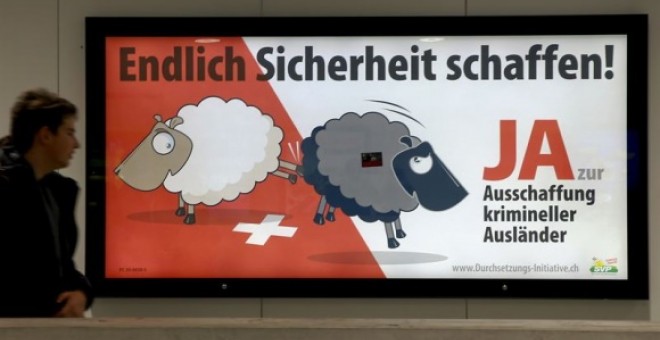 Imagen de la campaña de la derecha populista en Suiza para expulsar a inmigrantes delincuentes. REUTERS
