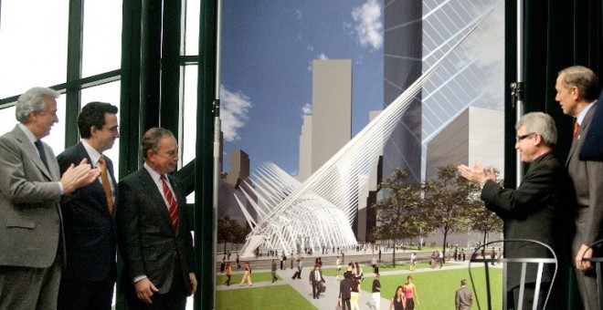 Foto de enero de 2004, en la presentación del proyecto de estación de metro del arquitecto  Santiago Calatrava, con el entonces vicepresidente de la Autoridad Portuariade Nueva York Charles Gargano, el exalcalde Michael Bloomberg, el arquitecto Daniel Lie