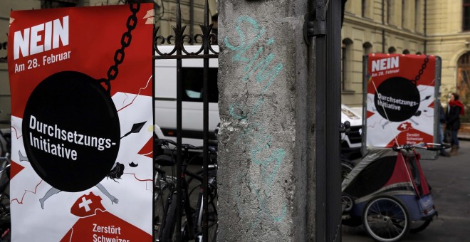 Carteles contra la propuesta en Suiza de deportar a los extranjeros con delitos menores. REUTERS/Ruben Sprich