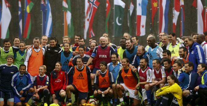 El nuevo presidente de la FIFA , Gianni Infantino posa con los equipos después de un partido de fútbol amistoso en la sede de la FIFA en Zúrich. REUTERS