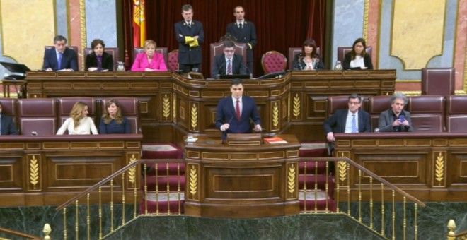 El líder del PSOE, Pedro Sánchez, en la tribuna del Congreso, inicia su discurso de investidura.