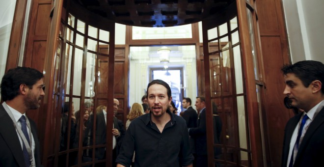El líder de Podemos, Pablo Iglesias, a su llegada al hemiciclo del Congreso, antes de la sesión de investidura.- REUTERS