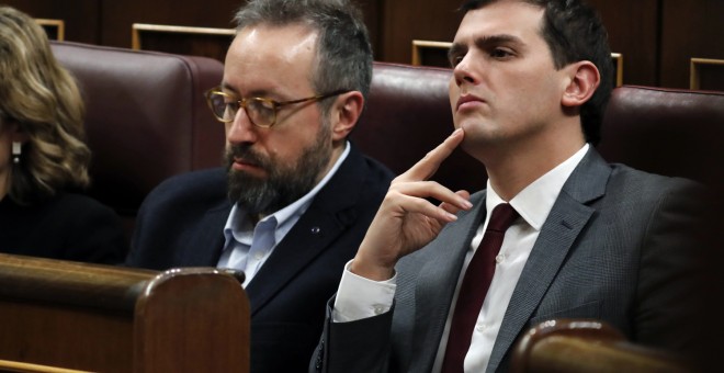 Albert Rivera, líder de Ciudadanos, escucha a Pedro Sánchez desde su escaños en el Congreso.- EFE