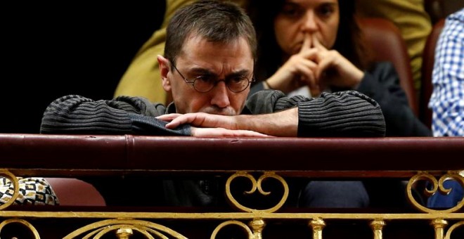 El cofundador de Podemos Juan Carlos Monedero durante la primera jornada de la sesión de investidura del secretario general del PSOE, Pedro Sánchez, esta tarde en el Congreso de los Diputados. EFE/J. J. Guillén