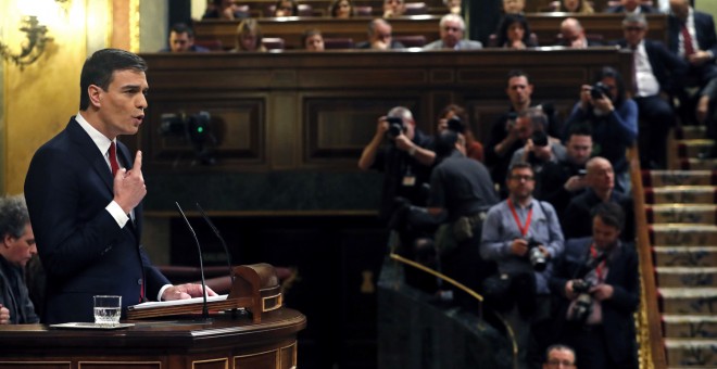 El secretario general del PSOE, Pedro Sánchez, durante su intervención en la primera jornada de la sesión de su investidura, esta tarde en el Congreso de los Diputados. EFE/Javier Lizón