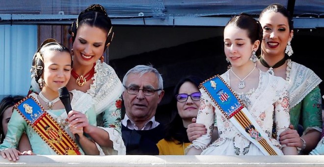 La vicepresidenta de la Generalitat, Mónica Oltra (detrás derecha), y el alcalde de Valencia, Joan Ribó (detrás izquierda), asisten a la primera Mascletá oficial de las Fallas 2016 que se ha disparado este martes en la plaza del Ayuntamiento. EFE/Kai Förs