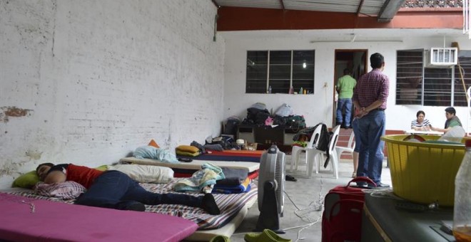 Familiares de los cinco jóvenes desaparecidos el 11 de enero en el estado mexicano de Veracruz descansan en un patio de las oficinas de la Fiscalía de Veracruz en Tierra Blanca (México)./ EFE