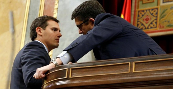 El líder de Ciudadanos, Albert Rivera (i), conversa con el presidente del Congreso, Patxi López (d), al inicio de la segunda jornada del debate de investidura del líder del PSOE, Pedro Sánchez. EFE/Zipi