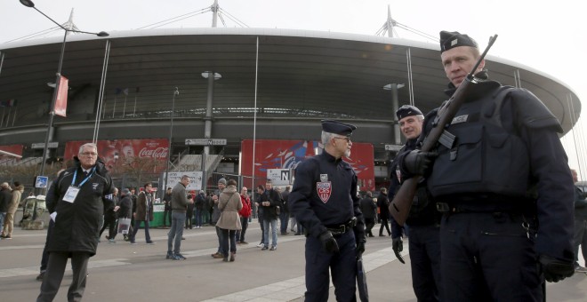 Agentes de Policía vigilan los accesos a Saint-Denis, escenario de la inauguración y de la final de la Eurocopa, con motivo de un encuentro de rugby entre Francia e Italia. /REUTERS