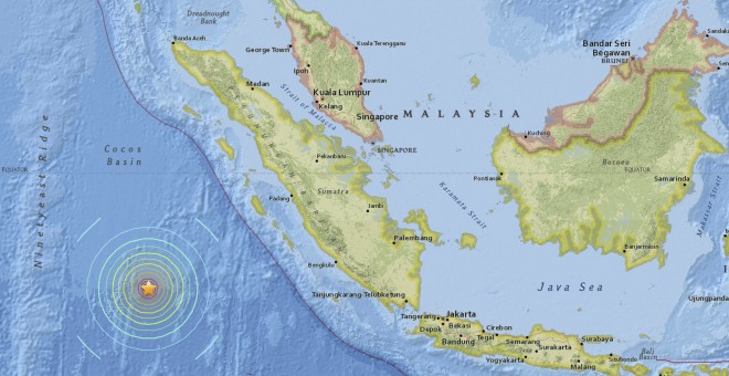 Imagen del Servicio Geológico de los Estados Unidos que muestra la localización exacta del seísmo registrado al suroeste de la isla de Sumatra (Indonesia) de 7,9 grados de magnitud en la escala abierta de Richter. EFE/Us Geological Survey