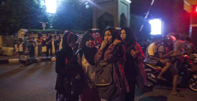 Residentes de Padang, la capital de Sumatra Occidente, permanecen en la calle tras el aviso de tsunami. EFE/Zulkifli