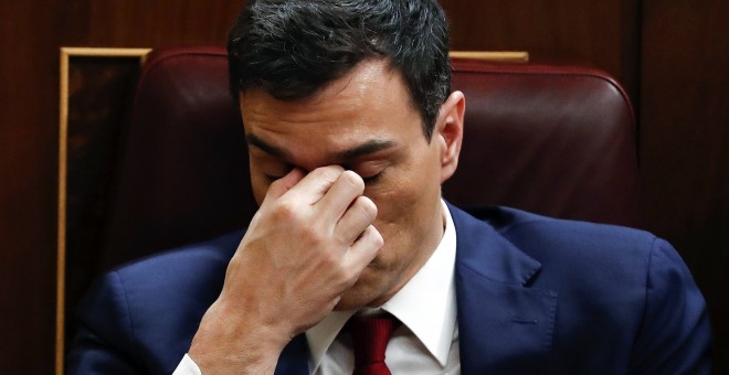 Pedro Sánchez en su escaño durante la sesión de la tarde. EFE/Javier Lizón